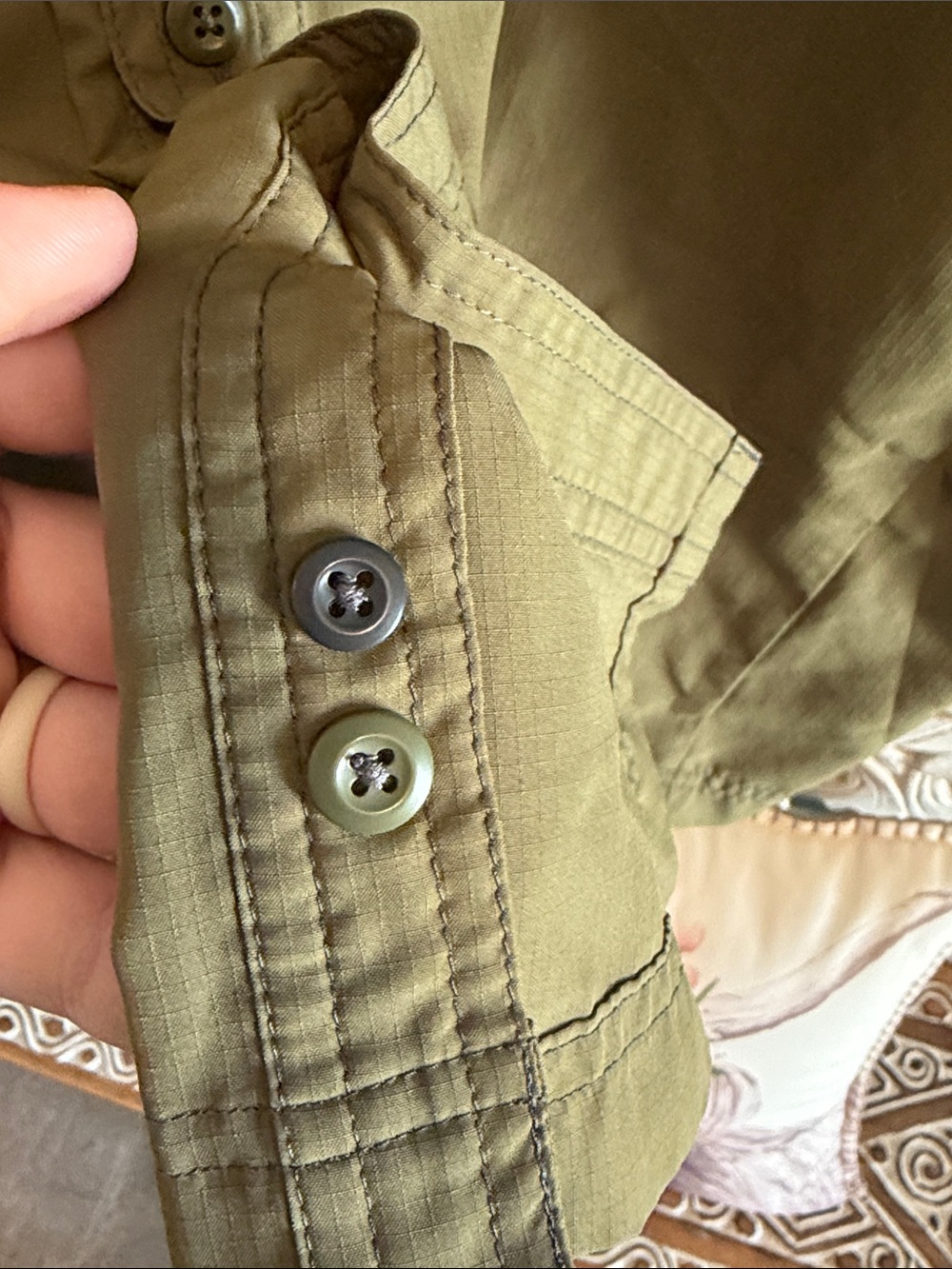 Men's Two-Tone Olive and Gray Patagonia Button-Up Shirt - Picture 7 of 7